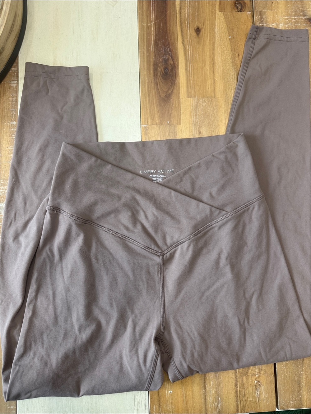 High-Waist V-Cut Leggings in Taupe